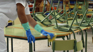 limpieza de colegios en Valencia - mesas verdes