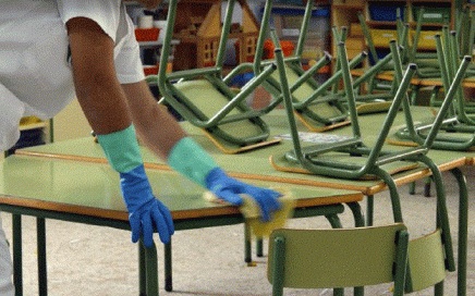 limpieza de colegios en Valencia - mesas verdes