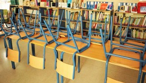 limpieza de colegios en Valencia - sillas amarillas