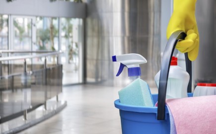 limpieza economica de oficinas en Valencia - cubo y entrada