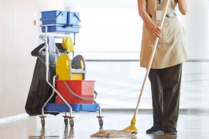 limpieza de colegios en Valencia - señora de la limpieza