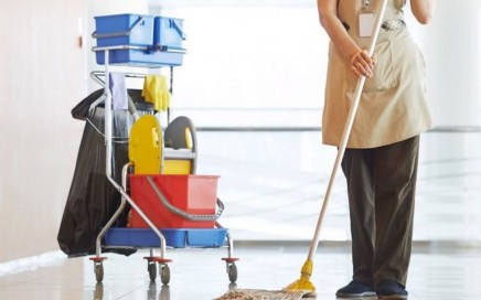 limpieza de colegios en Valencia - señora de la limpieza