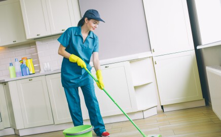 limpieza fin de obra valencia - Mujer limpiando