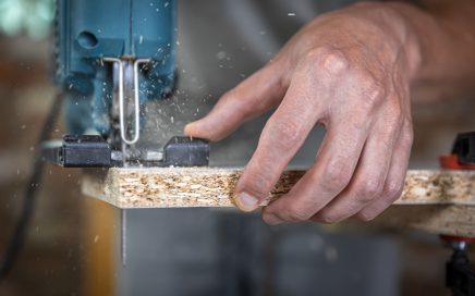 carpinteros en valencia - Profesional cortando madera