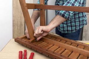 carpinteros en valencia - arreglando mesa