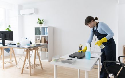 limpieza de oficinas Valencia - Mujer limpiando los escritorios