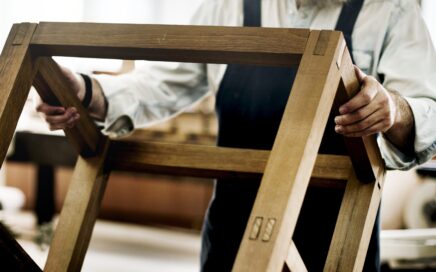 Empresa de carpintería en Valencia - artesano restaurando mesa madera