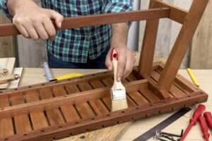 Empresa de carpintería en Valencia - carpintero pintado una mesa de madera
