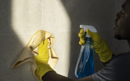 limpieza de comunidades en valencia- guantes amarillos y paño amarillo